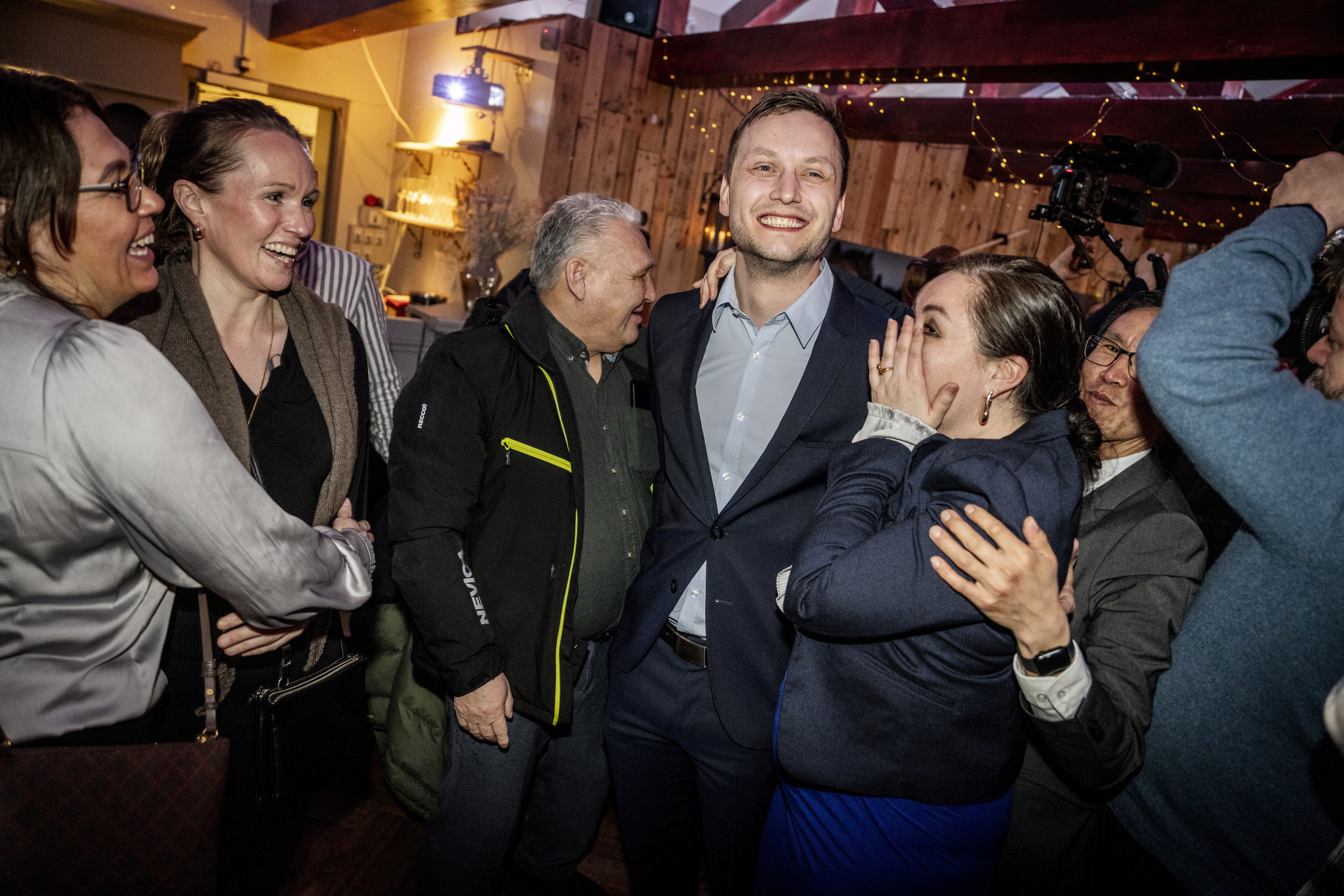 Demokraatit alderdiko buruzagi Jens-Frederik Nielsen, irudiaren erdian, garaipena ospatzen, bart, Nuuken. MADS CLAUS RASMUSSEN /EFE