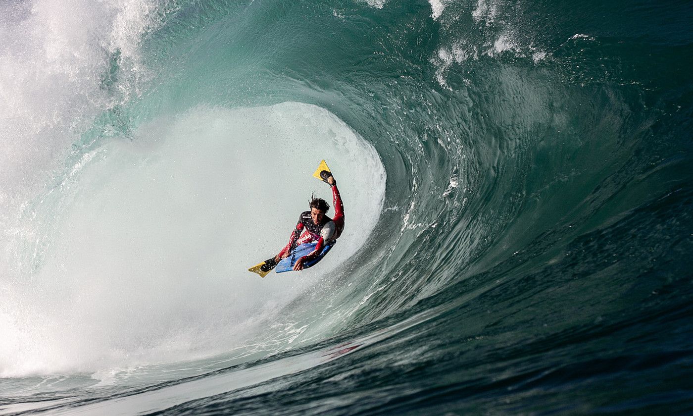 Alex Uranga bodyboarderra olatu ikusgarri bat hartzen. ALEX URANGA.