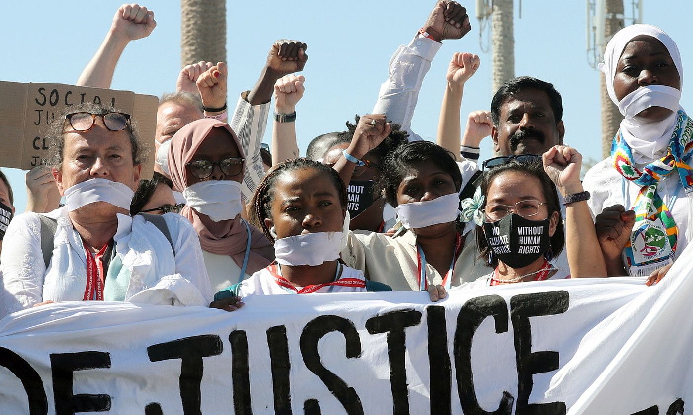 Klima ekintzaileek, zuriz jantzita, giza eskubideen urraketa salatu zuten atzo, COP27 biltzarrean. KHALED ELFIQI / EFE. Klima ekintzaileek, zuriz jantzita, giza eskubideen urraketa salatu zuten atzo, COP27 biltzarrean. KHALED ELFIQI / EFE.