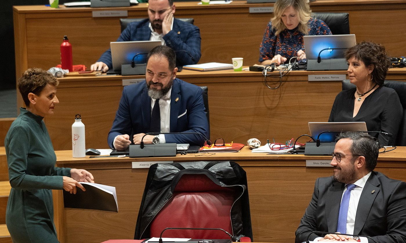 Maria Txibite. Goizeko lehen diskurtsoa amaituta, PSNko kideak hari begira, onespenez. JAGOBA MANTEROLA / FOKU. Maria Txibite. Goizeko lehen diskurtsoa amaituta, PSNko kideak hari begira, onespenez. JAGOBA MANTEROLA / FOKU.