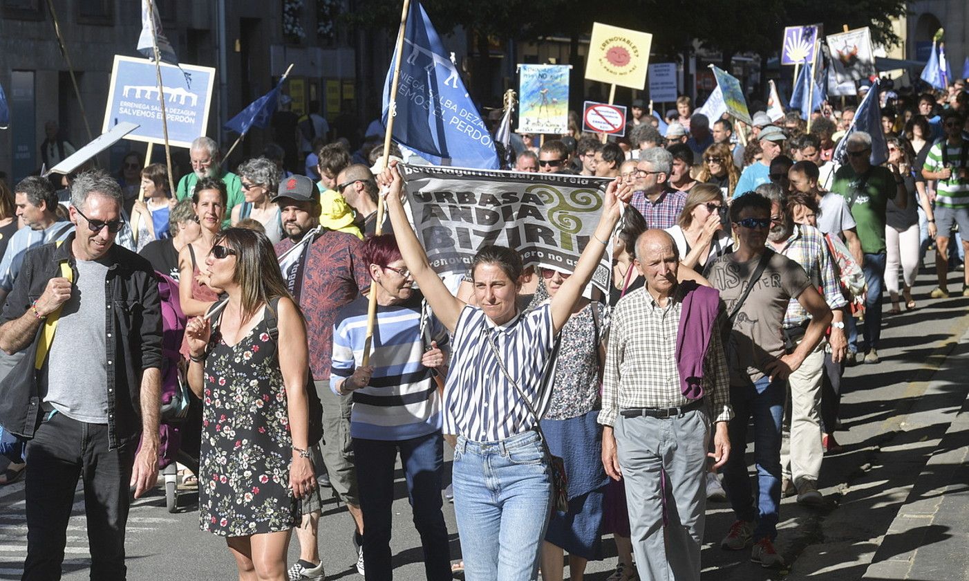 Eguzki parke eta parke eoliko erraldoien aurkako protesta, Iruñean, joan den maiatzean. IDOIA ZABALETA / FOKU. Eguzki parke eta parke eoliko erraldoien aurkako protesta, Iruñean, joan den maiatzean. IDOIA ZABALETA / FOKU.
