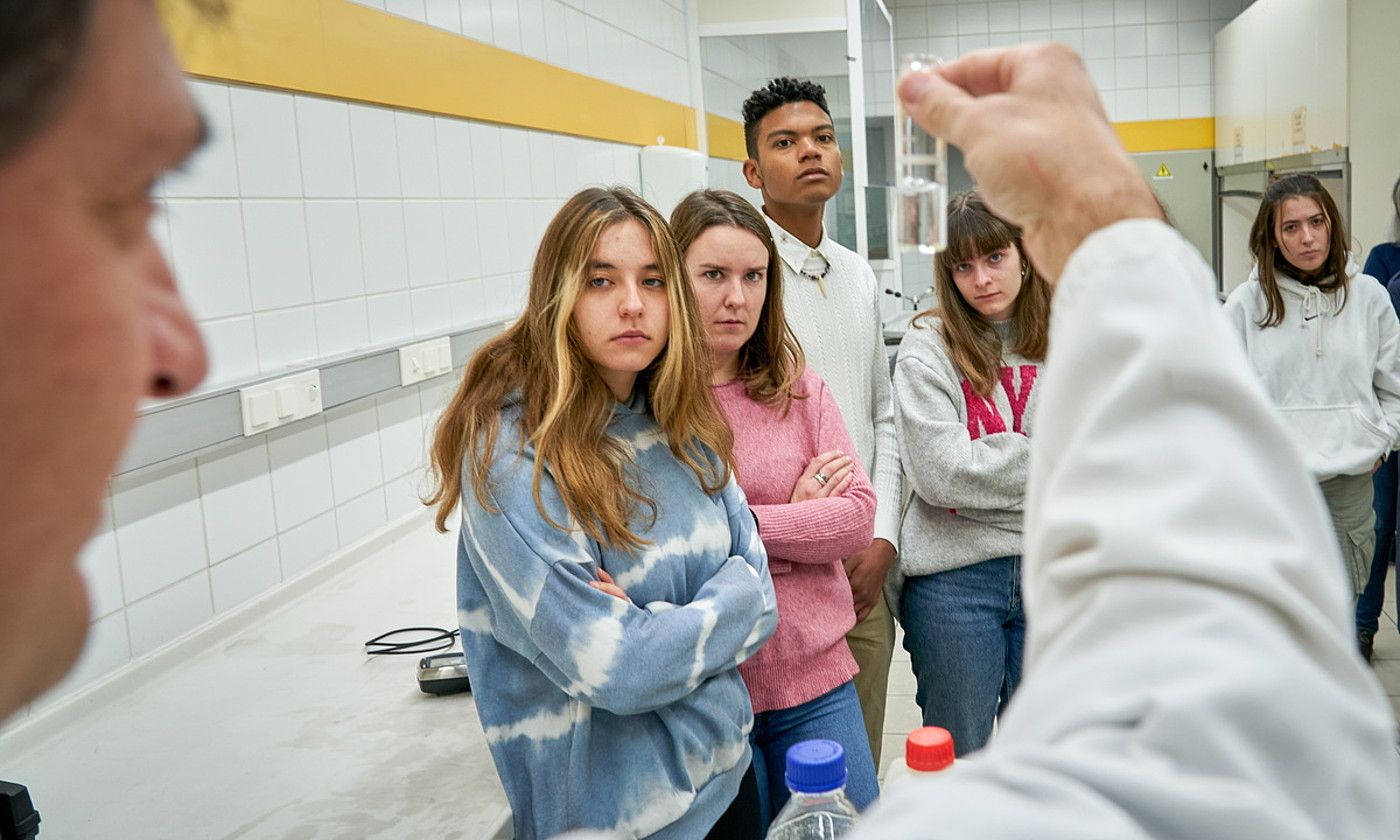 Ikasleak Gasteizko Udal Laborategiko ate irekien jardunaldietan, atzo. ENDIKA PORTILLO / FOKU. Ikasleak Gasteizko Udal Laborategiko ate irekien jardunaldietan, atzo. ENDIKA PORTILLO / FOKU.