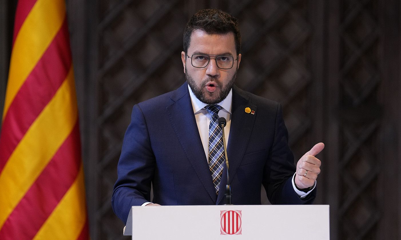 Pere Aragones Kataluniako Generalitateko presidentea, atzo, erabakia baloratzeko agerraldian. A. G. / EFE. Pere Aragones Kataluniako Generalitateko presidentea, atzo, erabakia baloratzeko agerraldian. A. G. / EFE.