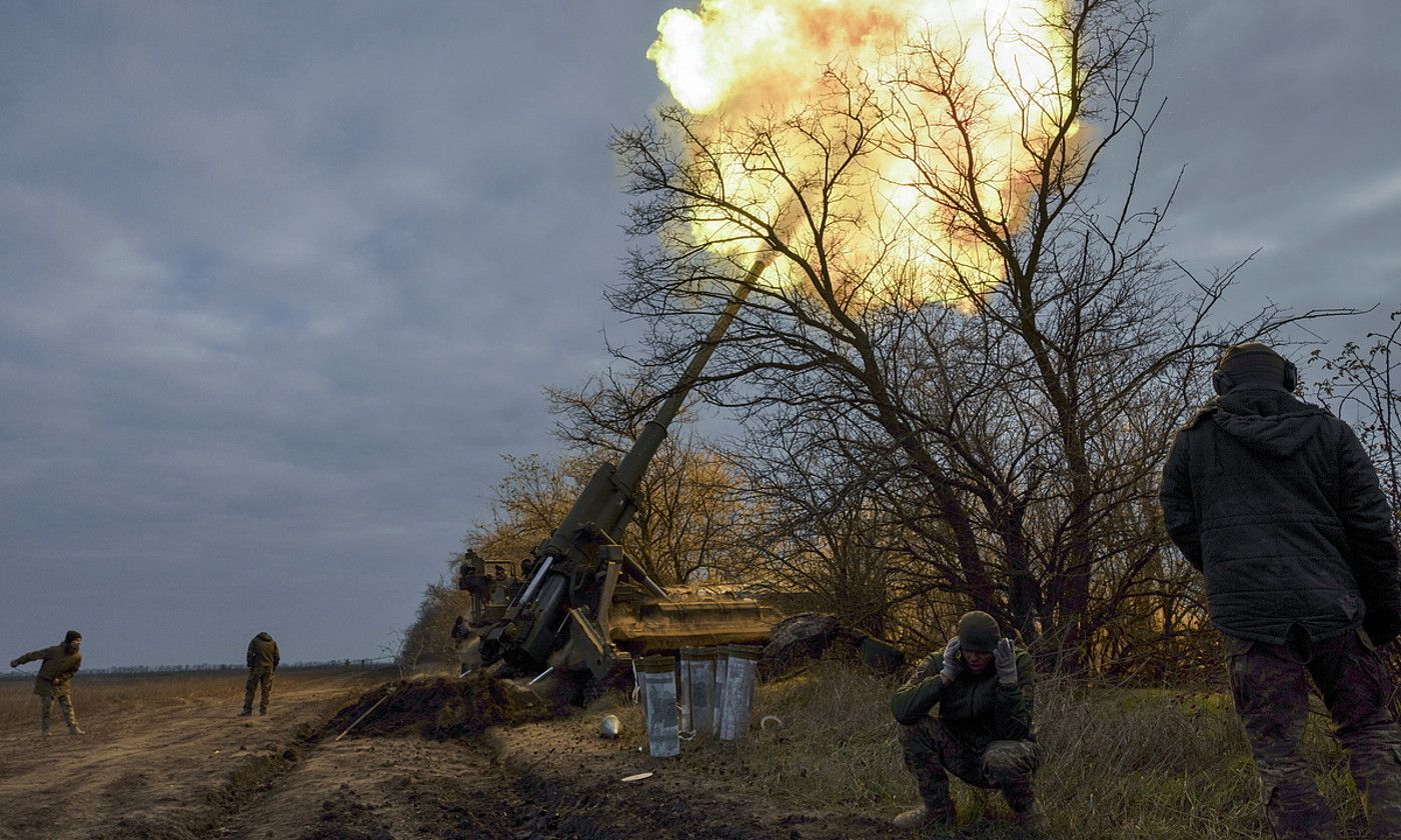 Ukrainako militarrak kainoi batekin tiro egiten, Kherson hiriaren inguruetan. STANISLAV KOZLIUK / EFE. Ukrainako militarrak kainoi batekin tiro egiten, Kherson hiriaren inguruetan. STANISLAV KOZLIUK / EFE.