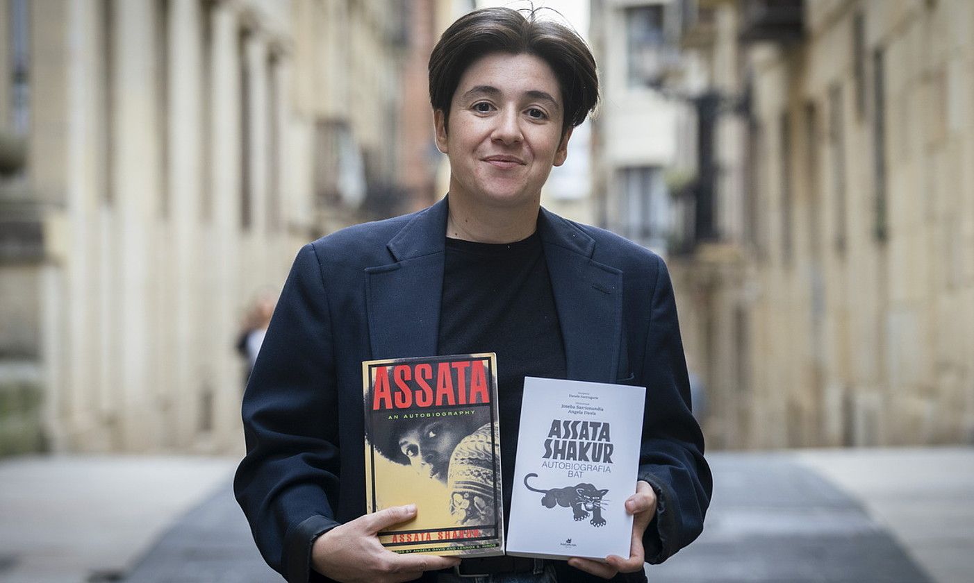 Danele Sarriugarte itzultzailea Assata Shakurren Autobiografia bat jatorrizko liburuarekin, eta haren euskarazko itzulpenarekin. GORKA RUBIO / FOKU.