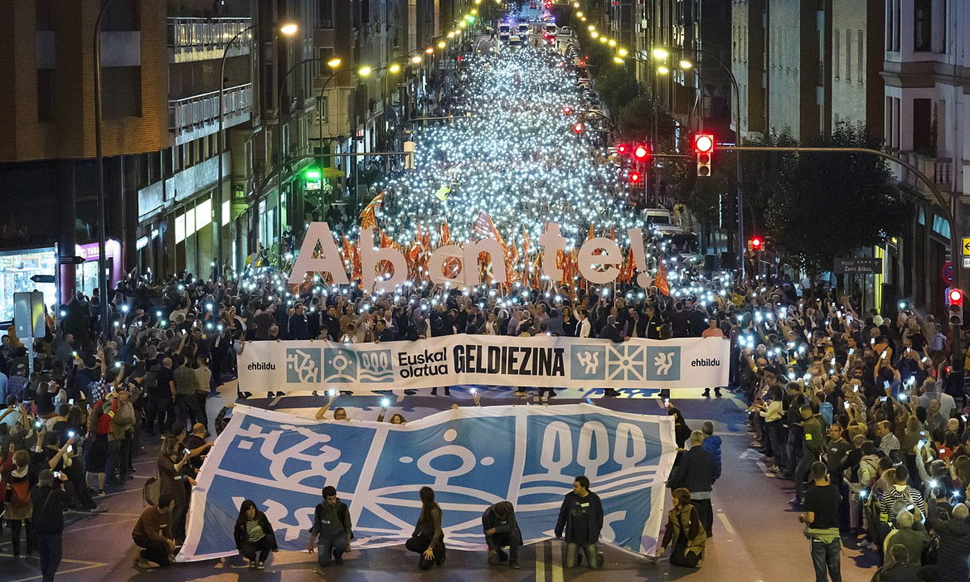 Manifestazioa Zabalburura iritsi zenean «olatua» sortu zuten, sakelako telefonoetako argiak erabilita. ENDIKA PORTILLO / FOKU. Manifestazioa Zabalburura iritsi zenean «olatua» sortu zuten, sakelako telefonoetako argiak erabilita. ENDIKA PORTILLO / FOKU.