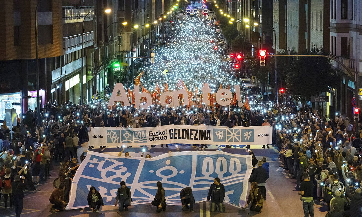 Manifestazioa Zabalburura iritsi zenean «olatua» sortu zuten, sakelako telefonoetako argiak erabilita. ENDIKA PORTILLO / FOKU.