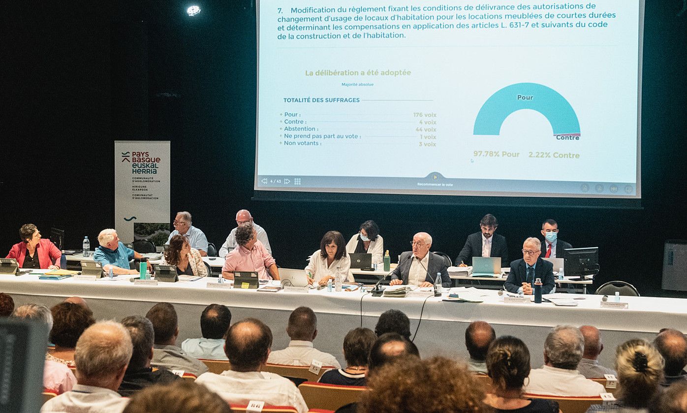 Euskal Hirigune Elkargoaren bilkura, uztailean. GUILLAUME FAUVEAU. Euskal Hirigune Elkargoaren bilkura, uztailean. GUILLAUME FAUVEAU.