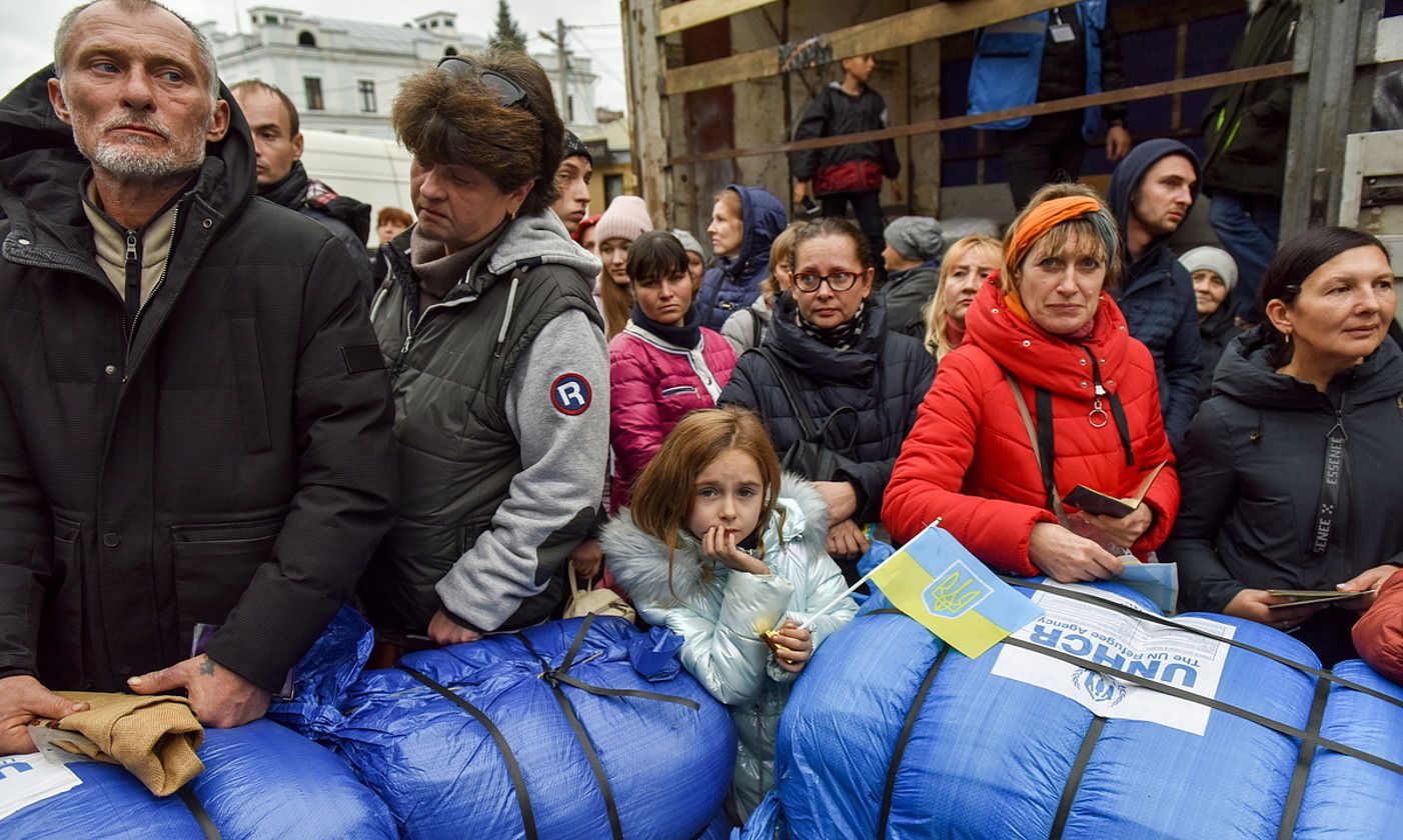 Khersongo herritar batzuk, atzo, hiriko plaza batean, laguntza humanitarioa jasotzeko zain. OLEG PETRASIUK / EFE.