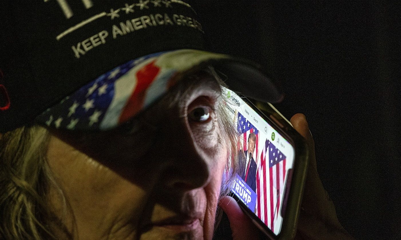 Donald Trumpen jarraitzaile bat, herenegun, Palm Beachen (Florida, AEB) presidente ohiaren agerraldia entzuten. EFE. Donald Trumpen jarraitzaile bat, herenegun, Palm Beachen (Florida, AEB) presidente ohiaren agerraldia entzuten. EFE.