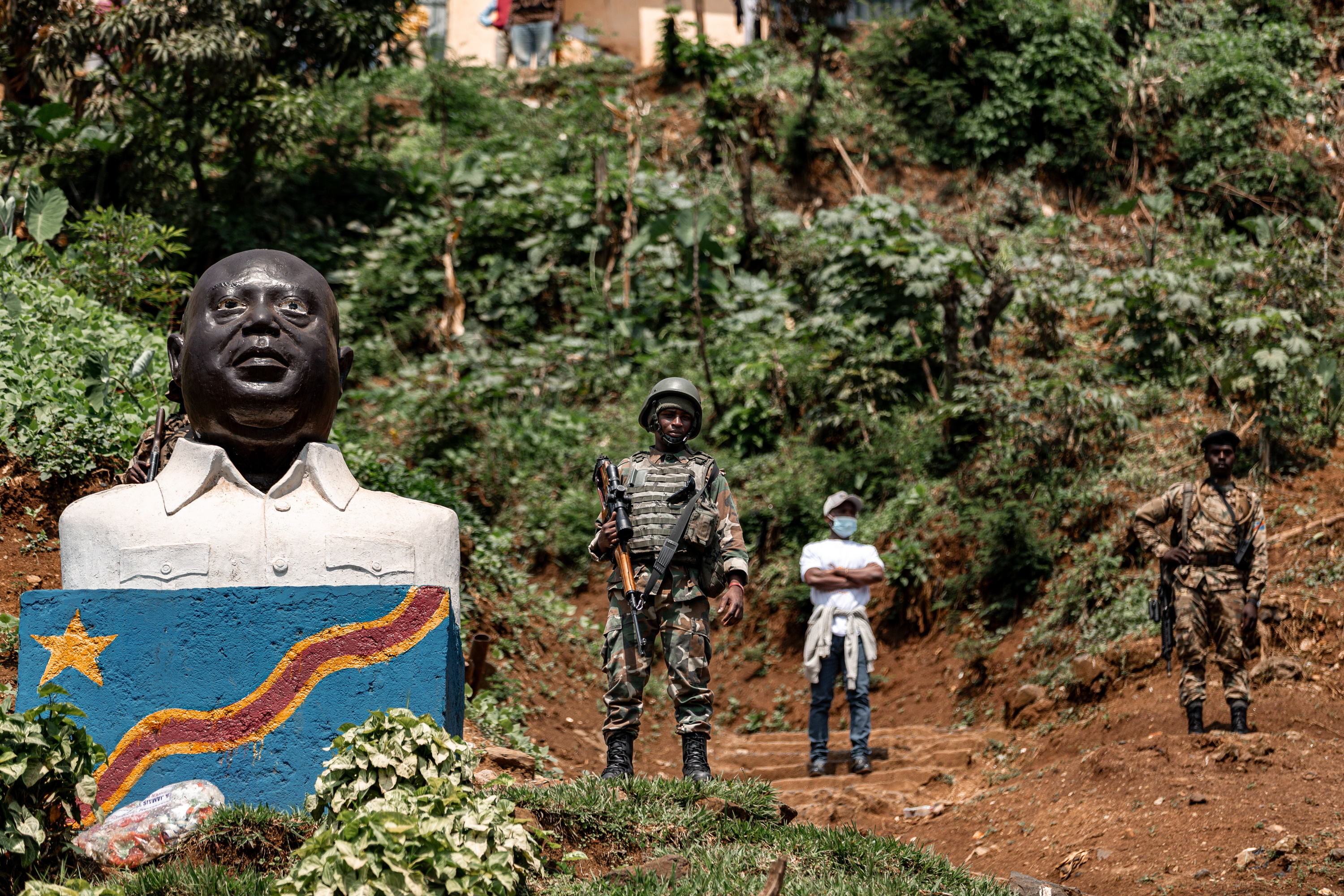 M23ko kide bat Kongoko presidente ohi Laurent Kabilaren estatua baten alboan, Bukavun, otsailean. YEONGSHIN MUBAWA / EFE
