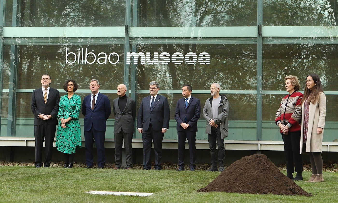 Bilboko Arte Ederren Museoa handitzeko lanen lehen harria jartzen, atzo. OSKAR MATXIN EDESA / FOKU.