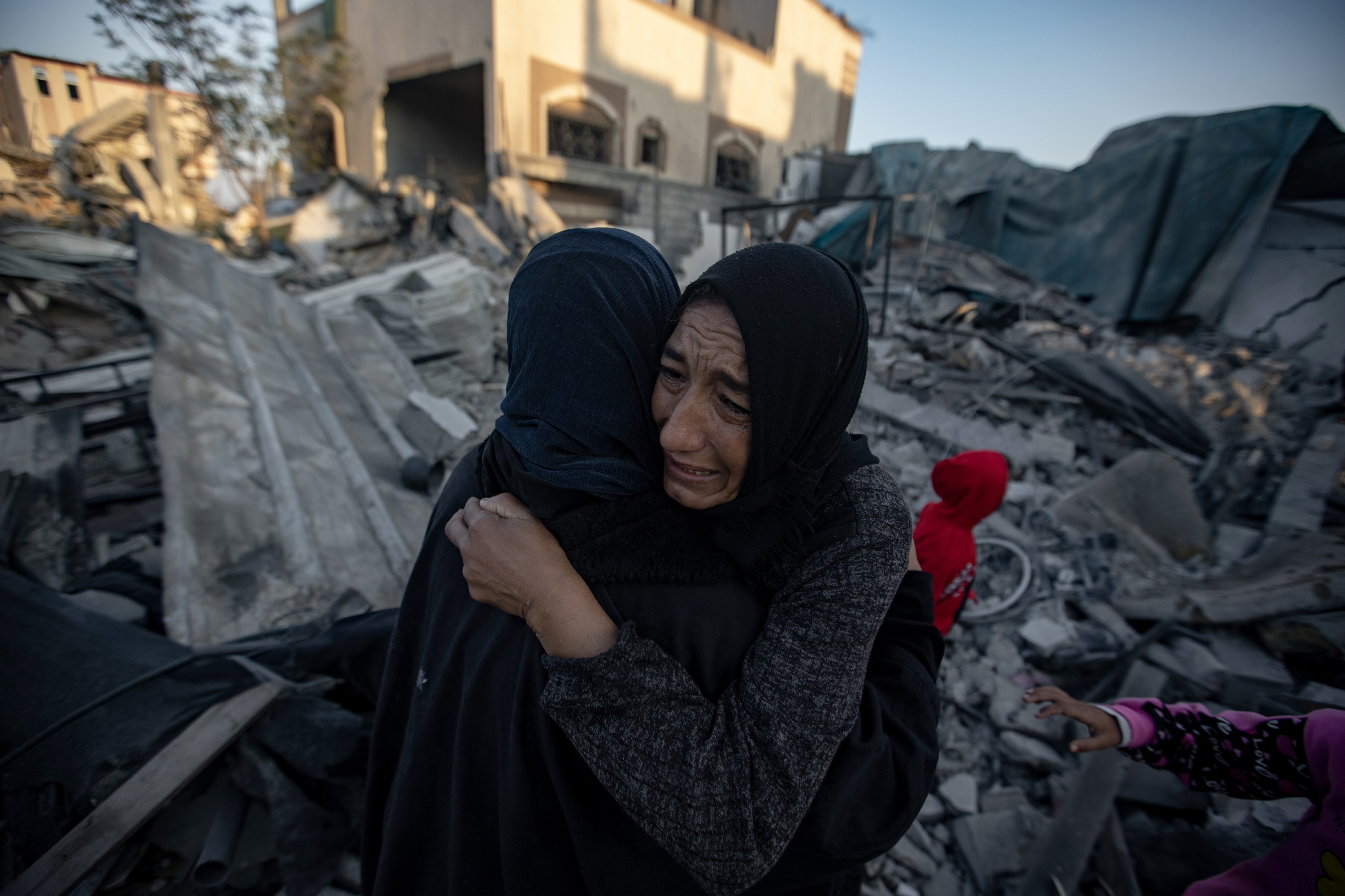 Bi emakume palestinar elkar besarkatzen, Khan Yunisen, Gazan, iragan azaroan. HAITHAM IMAD / EFE