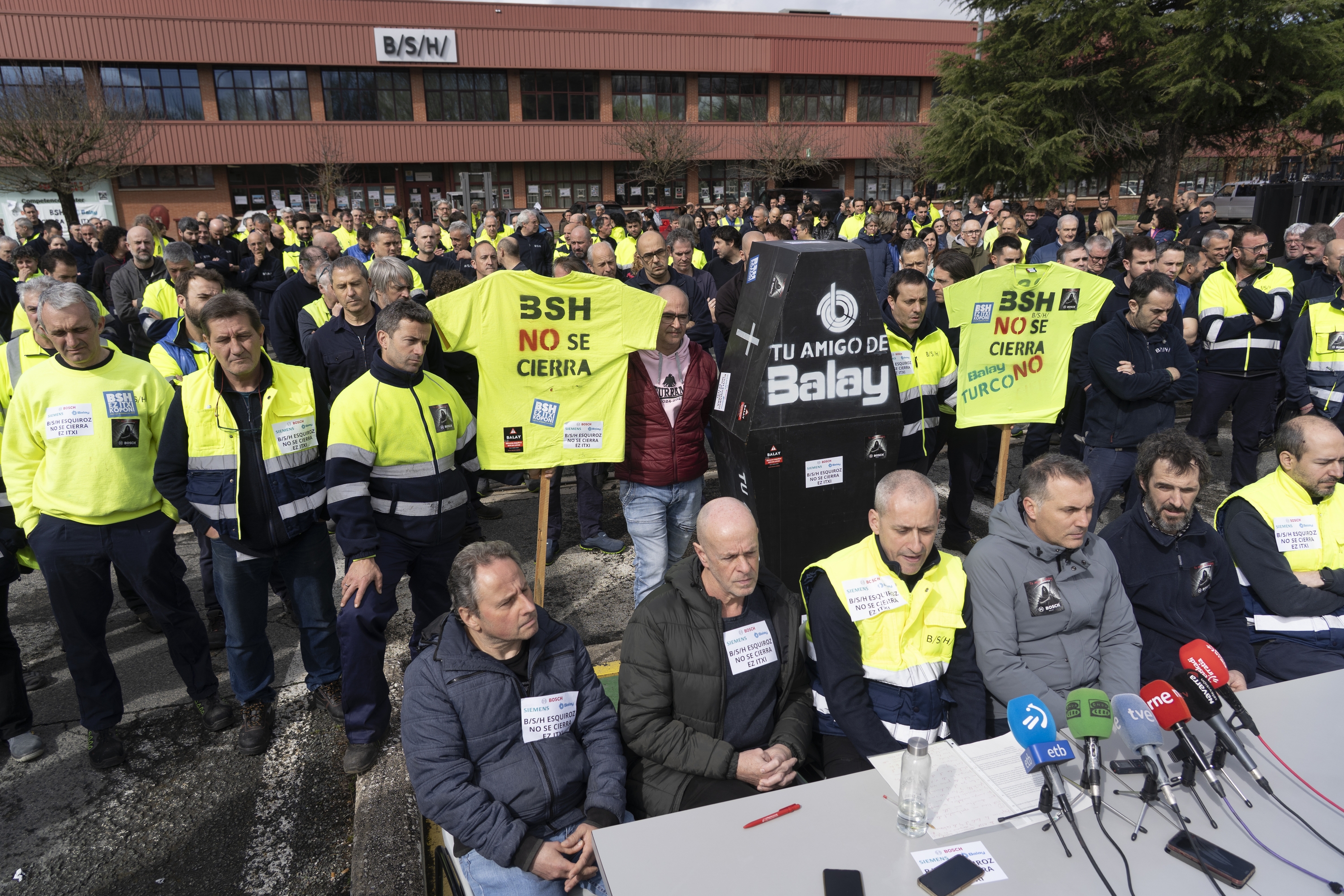 Langileen batzordearen agerraldia, Ezkirozko fabrikaren aurrean. JAGOBA MANTEROLA / FOKU