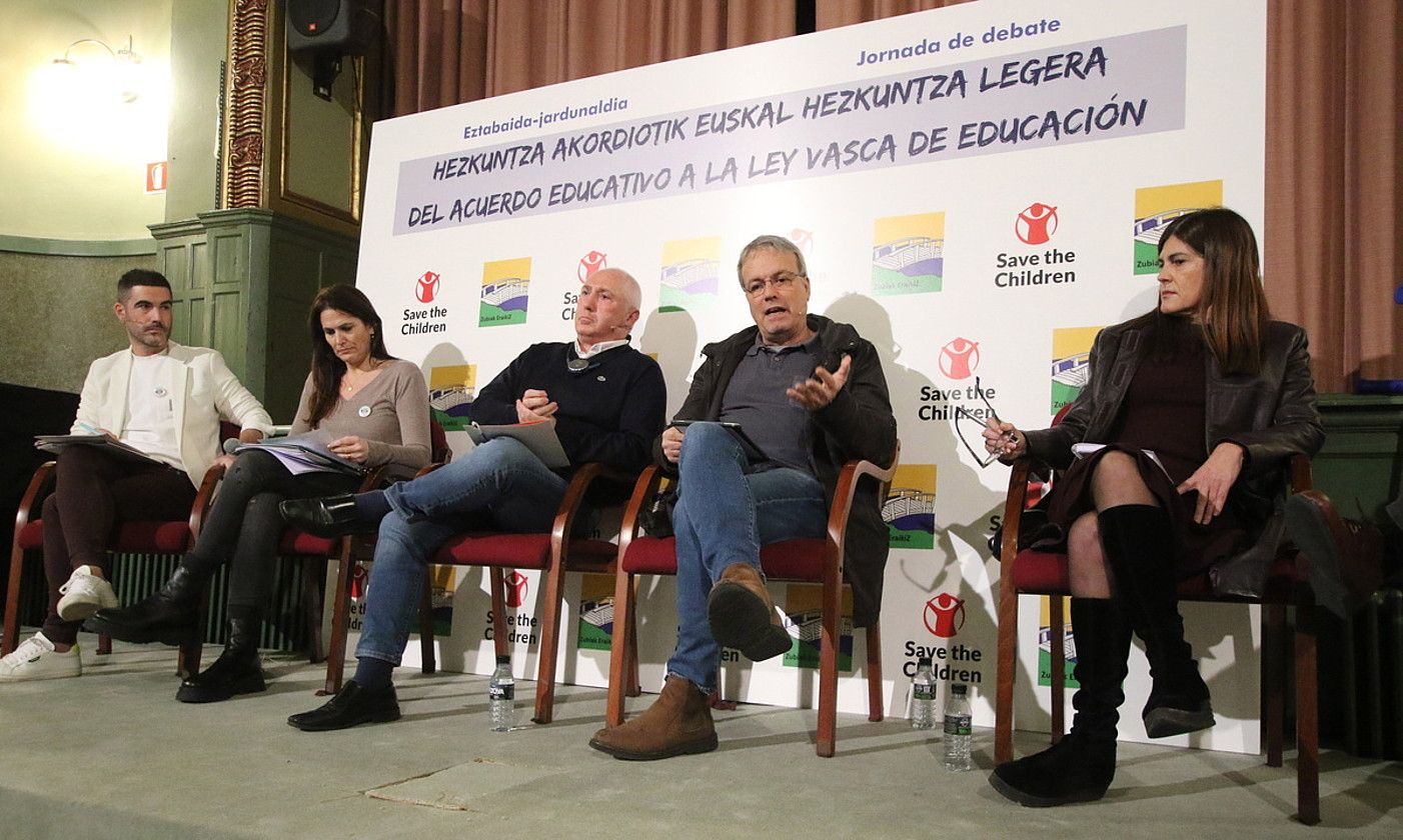 Ezkerretik eskuinera, Ikoitz Arrese, Leixuri Arrizabalaga, Jose Manuel Gil, Alfredo Retortillo eta Miren Gorrotxategi, atzoko jardunaldietan. OSKAR MATXIN EDESA / FOKU. Ezkerretik eskuinera, Ikoitz Arrese, Leixuri Arrizabalaga, Jose Manuel Gil, Alfredo Retortillo eta Miren Gorrotxategi, atzoko jardunaldietan. OSKAR MATXIN EDESA / FOKU.