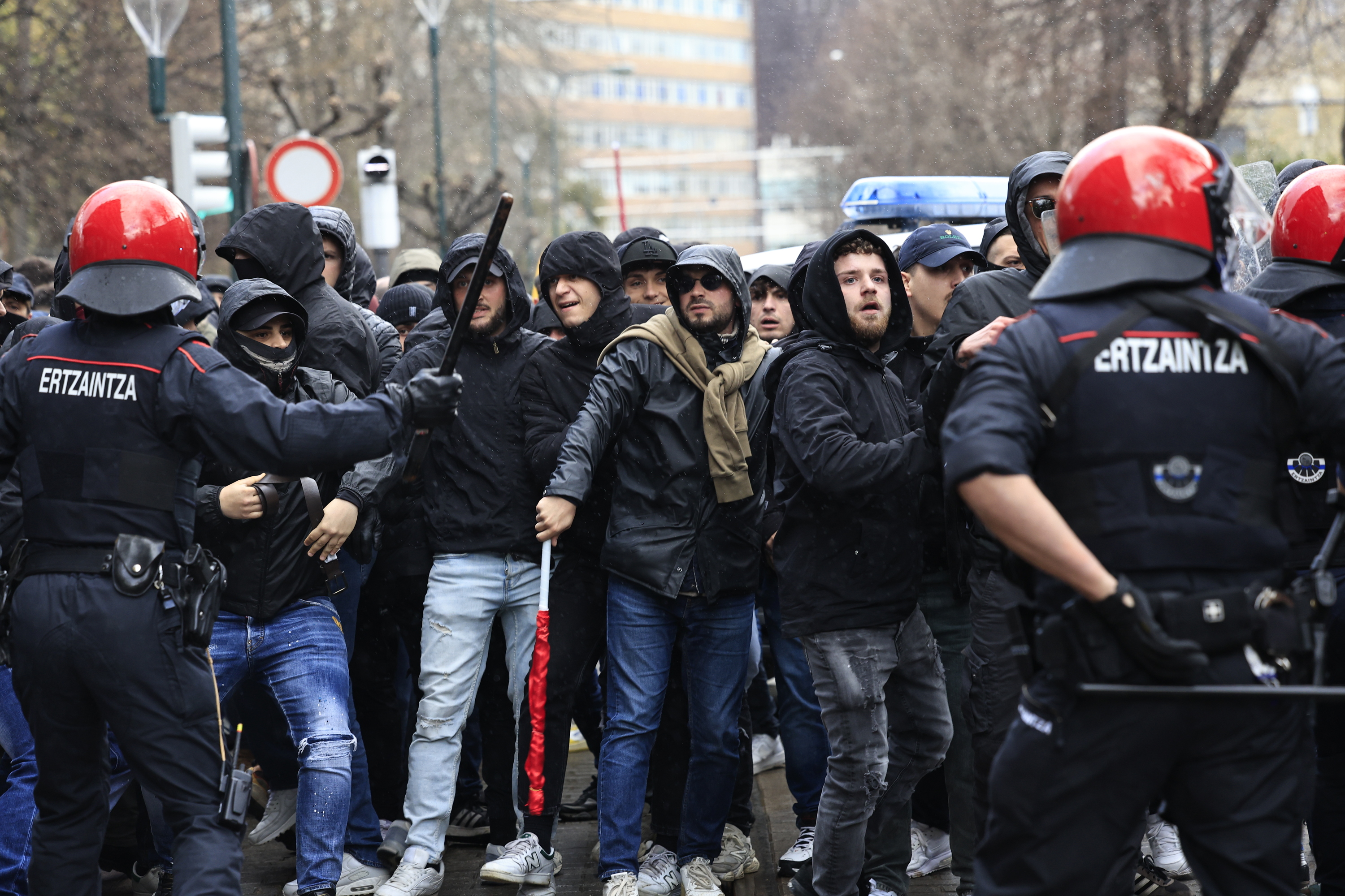 Ertzaintza Erromaren zaleei oldartzen, gaur, Bilbon. MIGUEL TOÑA / EFE