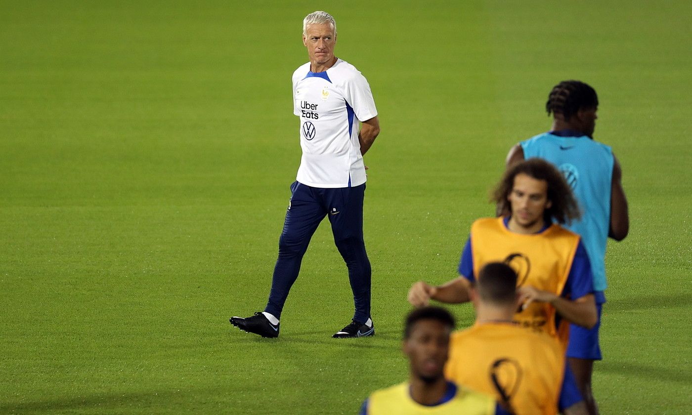 Didier Deschamps, Frantziako selekzioak Dohan egindako entrenamendu bat zuzentzen. ABEDIN TAHERKENAREH / EFE.