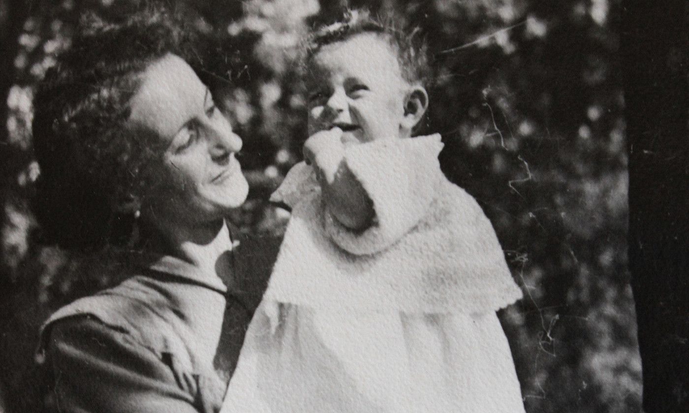 Pilar Landaburu Fernandez de Betoño, alaba Maite jaioberritan (1945). MAITE BRAVO LANDABURU. Pilar Landaburu Fernandez de Betoño, alaba Maite jaioberritan (1945). MAITE BRAVO LANDABURU.