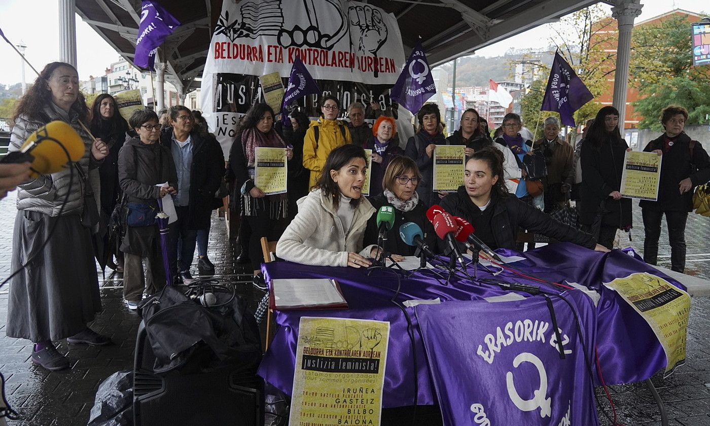 Euskal Herriko mugimendu feministak agerraldia egin zuen atzo, Bilbon. MONIKA DEL VALLE / FOKU.