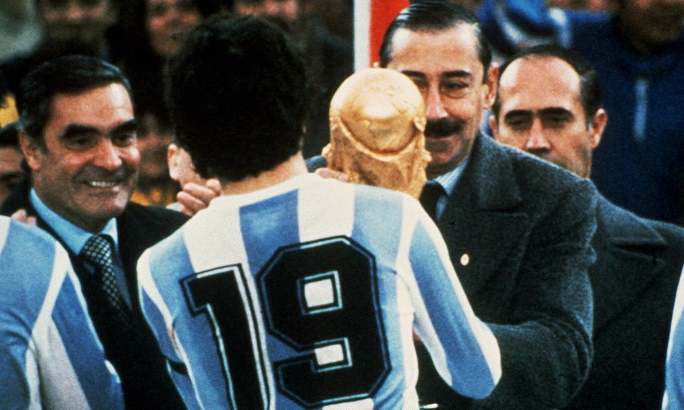 Emilio Massera eta Jorge Rafael Videla buruzagi kolpistak Daniel Passarelari kopa ematen, 1978an, Buenos Airesen. EFE.