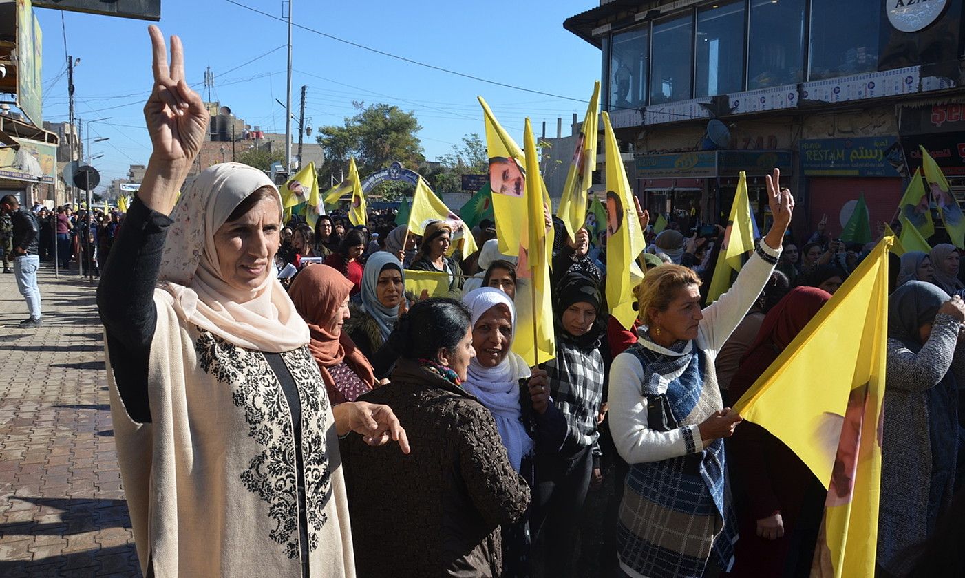 Siriaren menpeko Kurdistanen Turkiaren erasoaren aurkako manifestazioak egin zituzten, herenegun. AHMED MARDNLI / EFE. Siriaren menpeko Kurdistanen Turkiaren erasoaren aurkako manifestazioak egin zituzten, herenegun. AHMED MARDNLI / EFE.