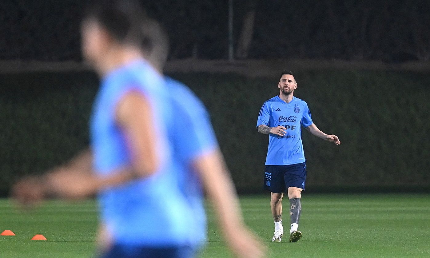 Lionel Messi, Argentinako selekzioak Dohan egindako entrenamendu batean. NEIL HALL / EFE.