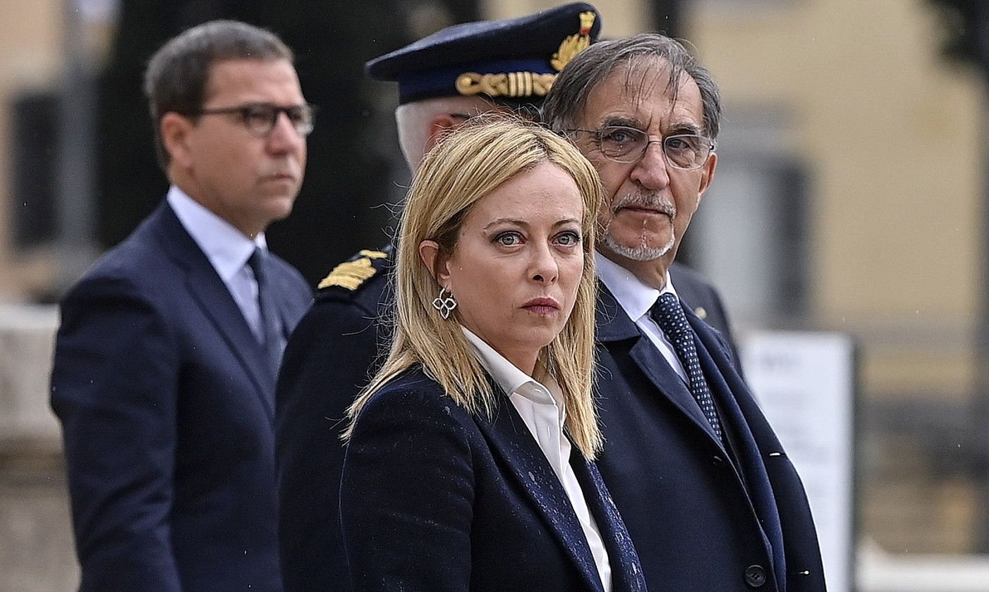 Giorgia Meloni Italiako lehen ministroa —erdian—, hilaren 4an, Batasun Nazionalaren Eguna ospatzeko ekitaldi batean. RICCARDO ANTIMIANI / EFE. Giorgia Meloni Italiako lehen ministroa —erdian—, hilaren 4an, Batasun Nazionalaren Eguna ospatzeko ekitaldi batean. RICCARDO ANTIMIANI / EFE.