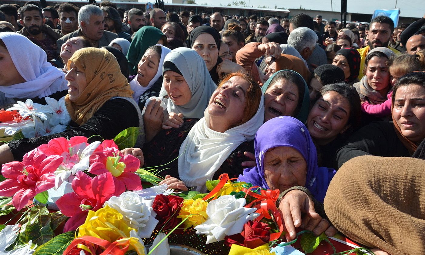 Turkiako armadak hildako lagun batzuen omenezko hileta, herenegun, Siriaren menpeko Kurdistanen. AHMED MARDNLI / EFE.