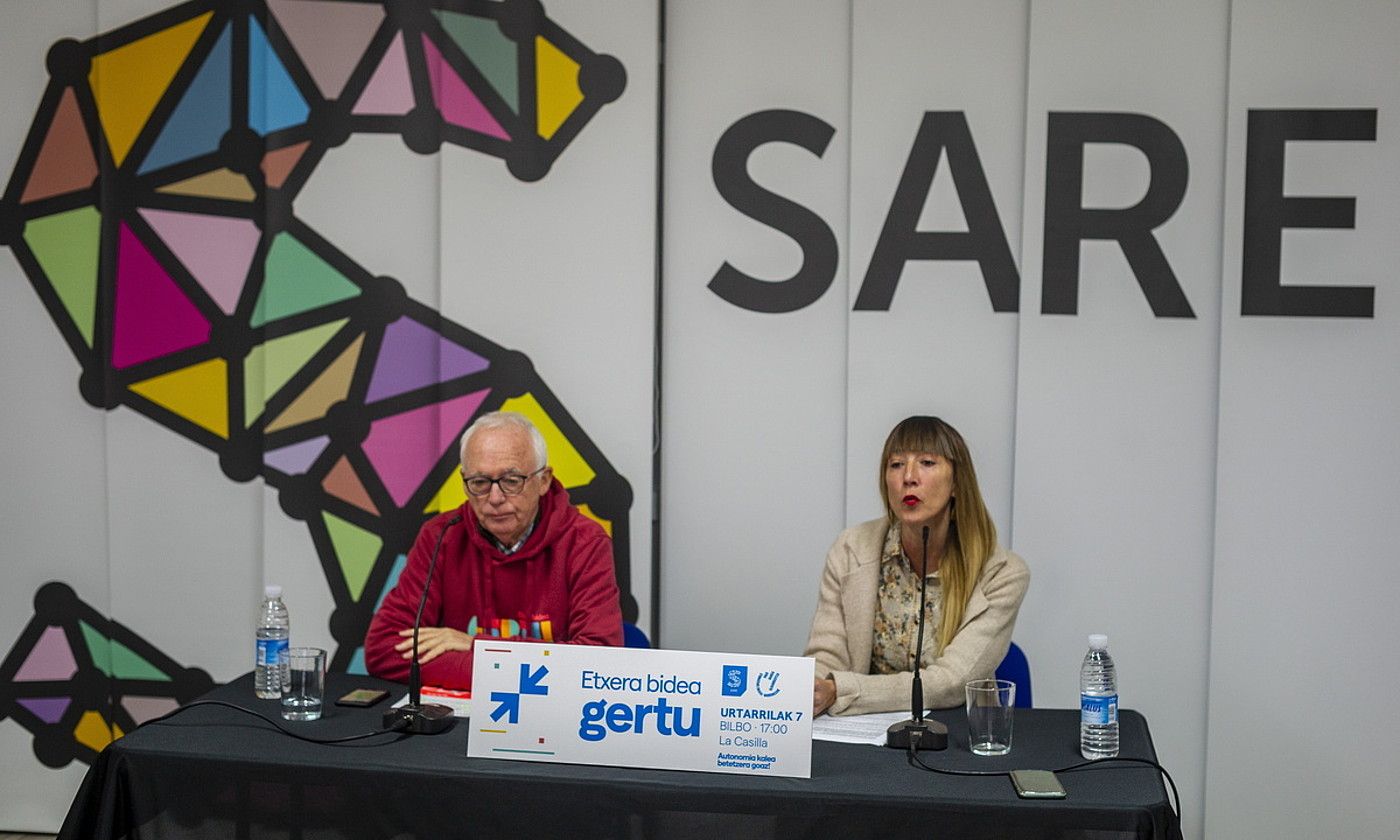 Sare Herritarreko bozeramaileak, atzo, Gasteizen egindako prentsaurrekoan. JAIZKI FONTANEDA / FOKU. Sare Herritarreko bozeramaileak, atzo, Gasteizen egindako prentsaurrekoan. JAIZKI FONTANEDA / FOKU.