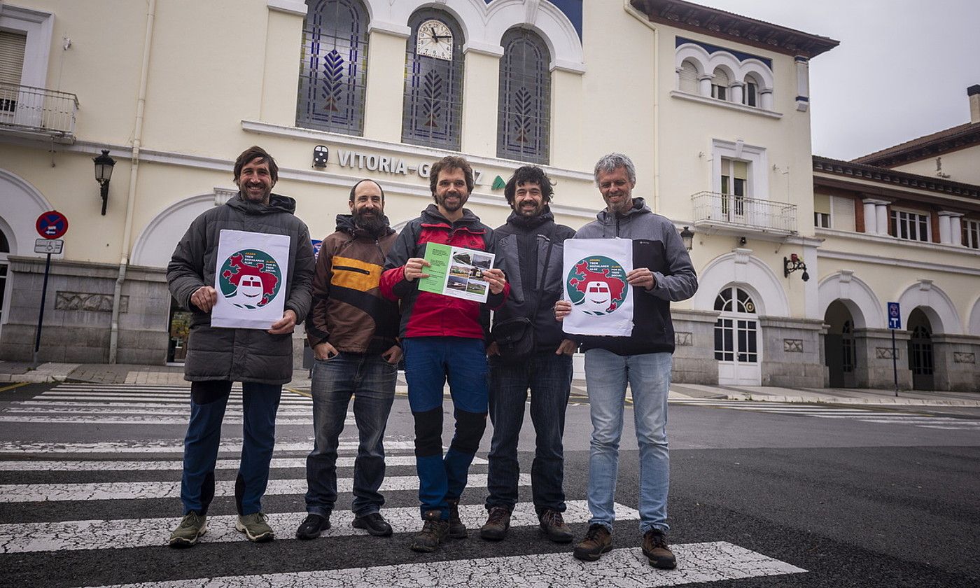 Burgosko, Arabako eta Nafarroako tren sozial baten aldeko plataformen agerraldia, atzo, Gasteizen. JAIZKI FONTANEDA / FOKU.