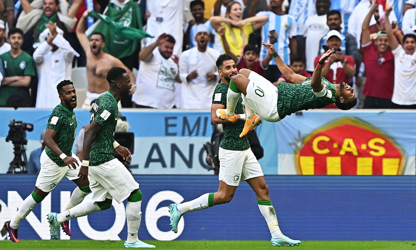 Saudi Arabiako selekzioko Salem al-Dawsari eta taldekideak Argentinari sartutako bigarren gola ospatzen. NOUSHAD THEKKAYIL / EFE.
