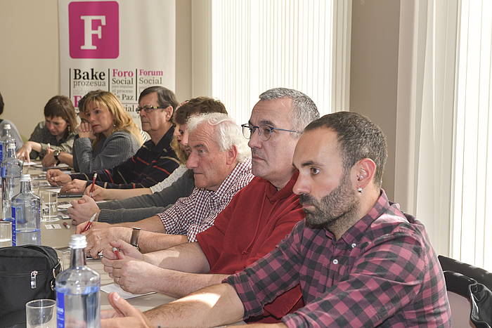 Foro Sozialaren eta estatu indarkeriaren biktimen arteko topaketa bat, joan den martxoaren 16an, Donostian. IDOIA ZABALETA, FOKU