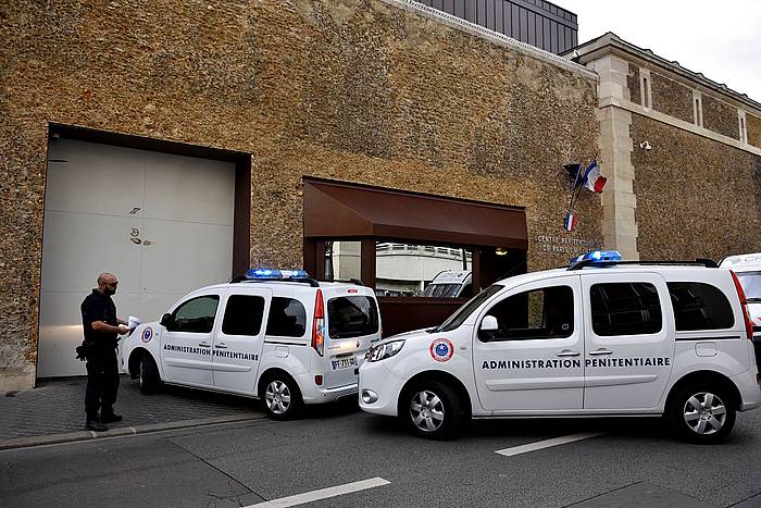 Frantziako Polizia, La Santeko espetxearen atarian, ekainaren 16an. Urrutikoetxea aske geratzekoa zen, baina DGSIko agenteek atxiki egin dute.