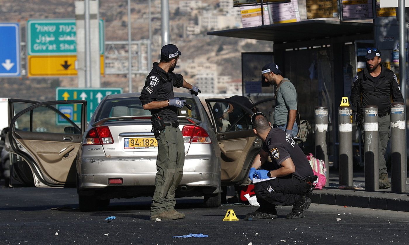 Israelgo Poliziako agenteak, atzo, leherketetako bat gertatu zen tokian. EFE. Israelgo Poliziako agenteak, atzo, leherketetako bat gertatu zen tokian. EFE.