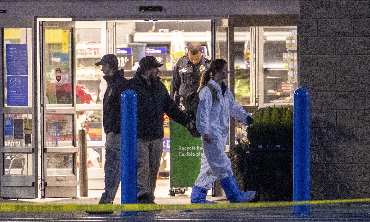 Poliziaren agente batzuk, goizaldean, tiroketa gertatu den merkataritza gunean. SHAWN THEW / EFE. Poliziaren agente batzuk, goizaldean, tiroketa gertatu den merkataritza gunean. SHAWN THEW / EFE.