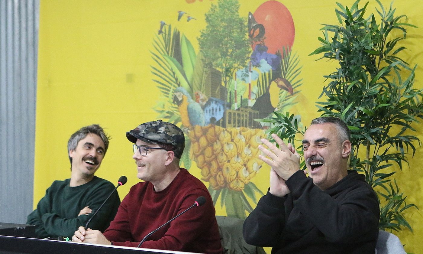 Gaizka Salazar, Haimar Arejita eta Alex Sardui Gatibu taldeko kideak, atzo, Bilbon antolatutako disko entzunaldiko une batean. OSKAR MATXIN EDESA / FOKU. Gaizka Salazar, Haimar Arejita eta Alex Sardui Gatibu taldeko kideak, atzo, Bilbon antolatutako disko entzunaldiko une batean. OSKAR MATXIN EDESA / FOKU.