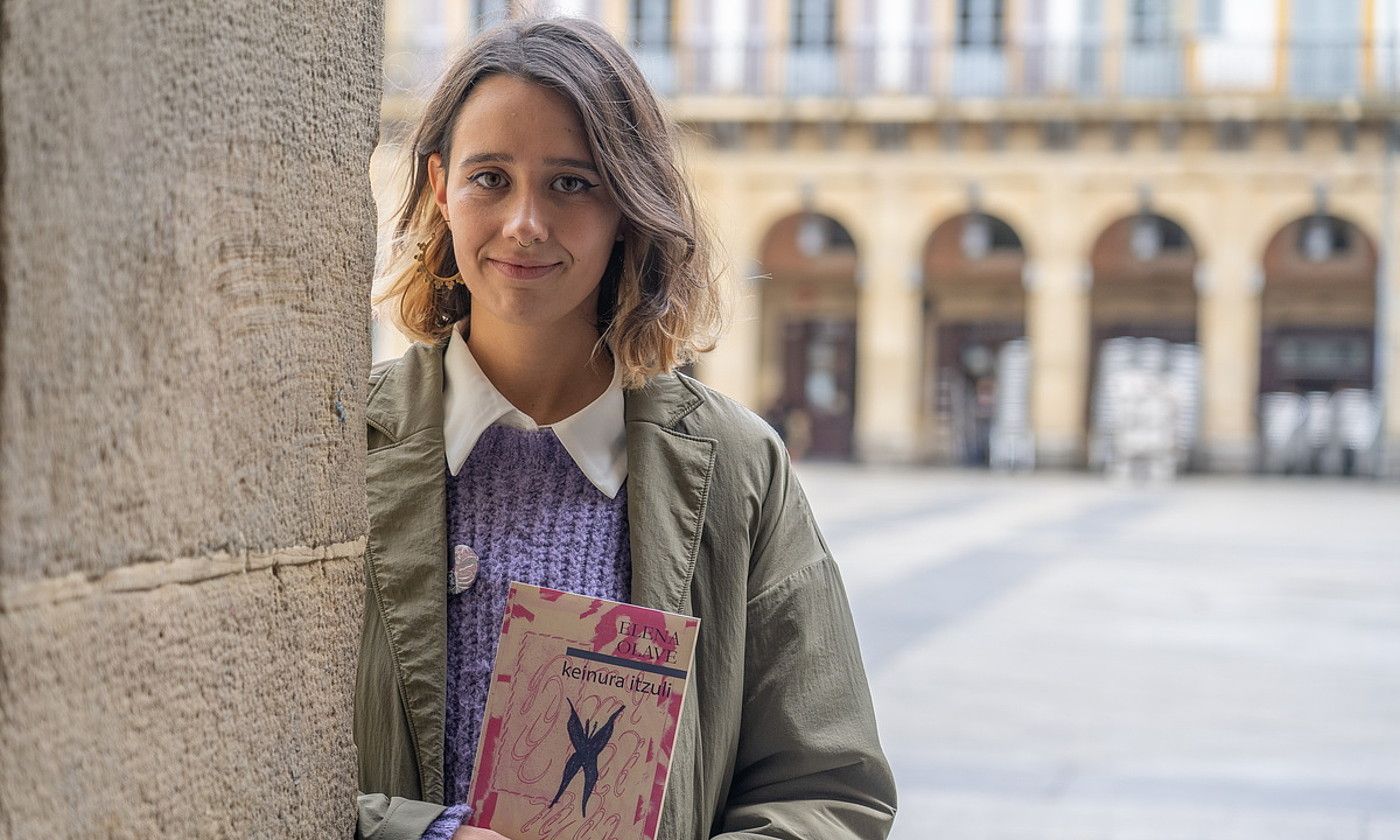 Elena Olabe idazlea, atzo, Donostian, Keinura itzuli poema liburuaren aurkezpenean. ANDONI CANELLADA / FOKU.