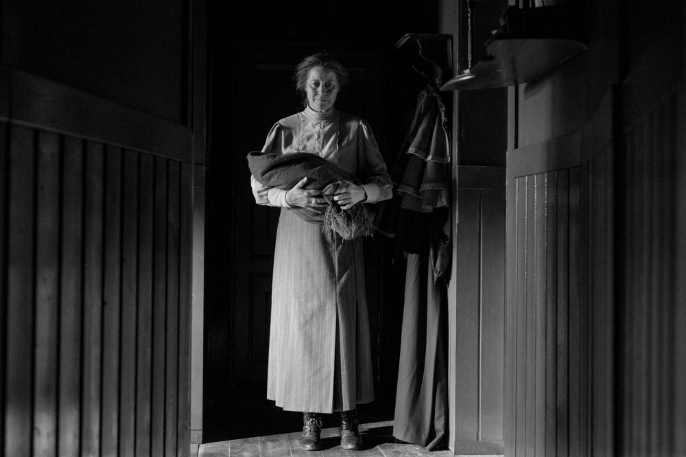 'The Girl with the Needle' filmeko irudi bat. 'The Girl with the Needle' filmeko irudi bat.