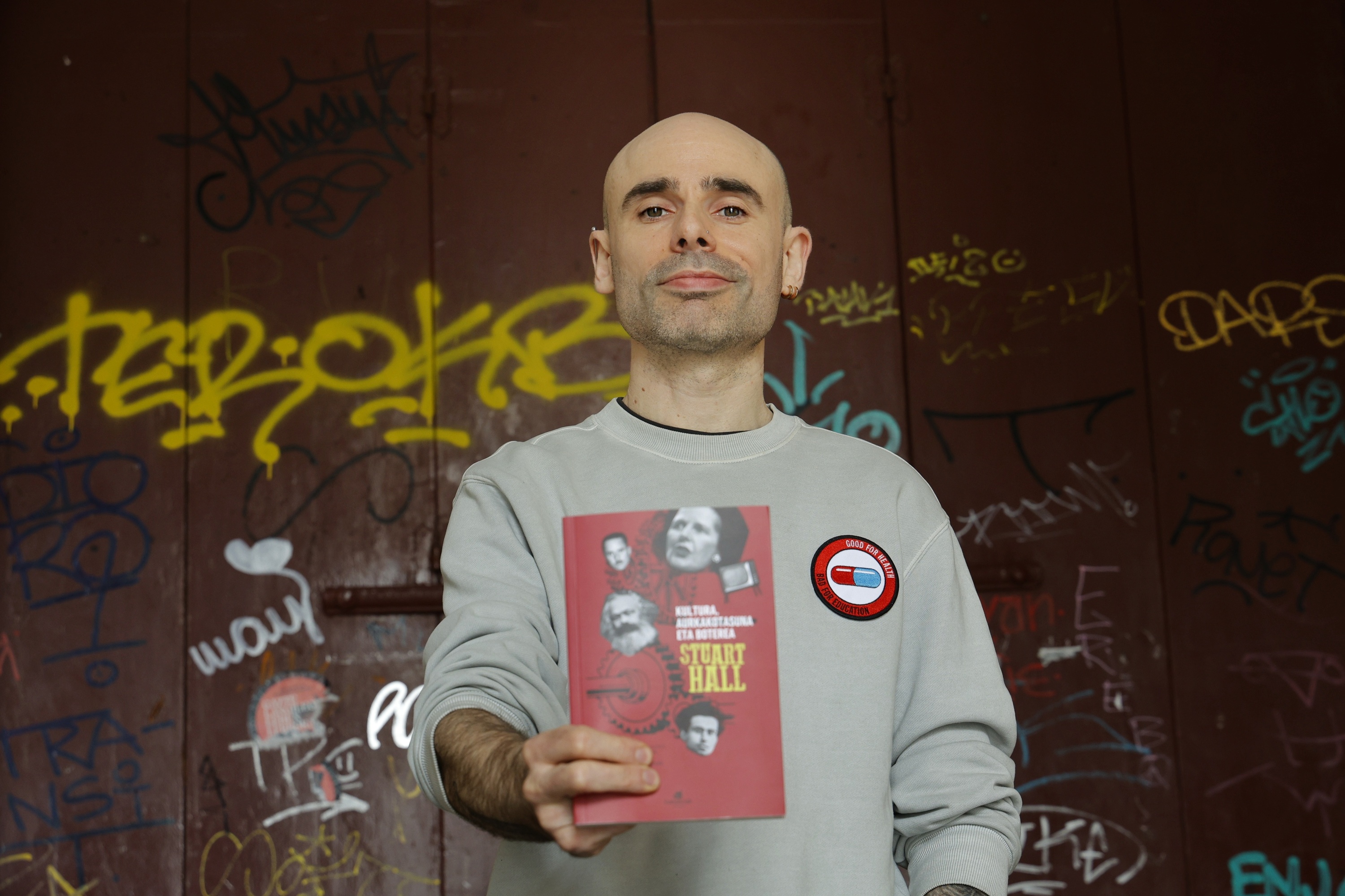 Ibai Atutxa, 'Kultura, aurkakotasuna eta boterea' liburua eskuetan duela, aurkezpenaren egunean. MAIALEN ANDRES / FOKU