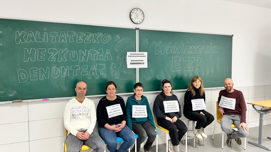 Salburuko ikastetxeko irakasleen protesta Salburuko ikastetxeko irakasleen protesta