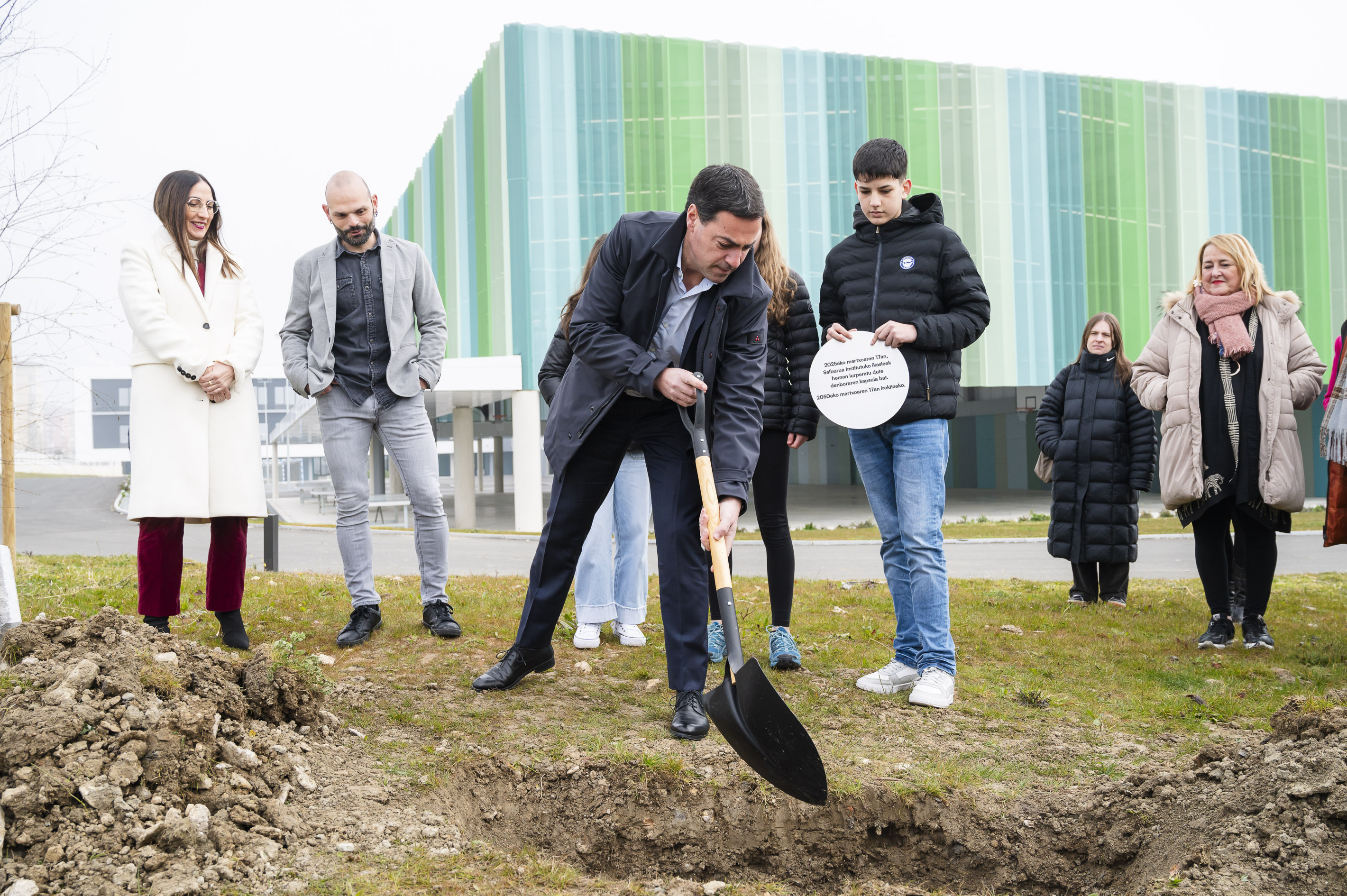 Imanol Pradales eta Begoña Pedrosa, Salburuko ikastetxeko kanpoaldean. JON RODRIGUEZ BILBAO
