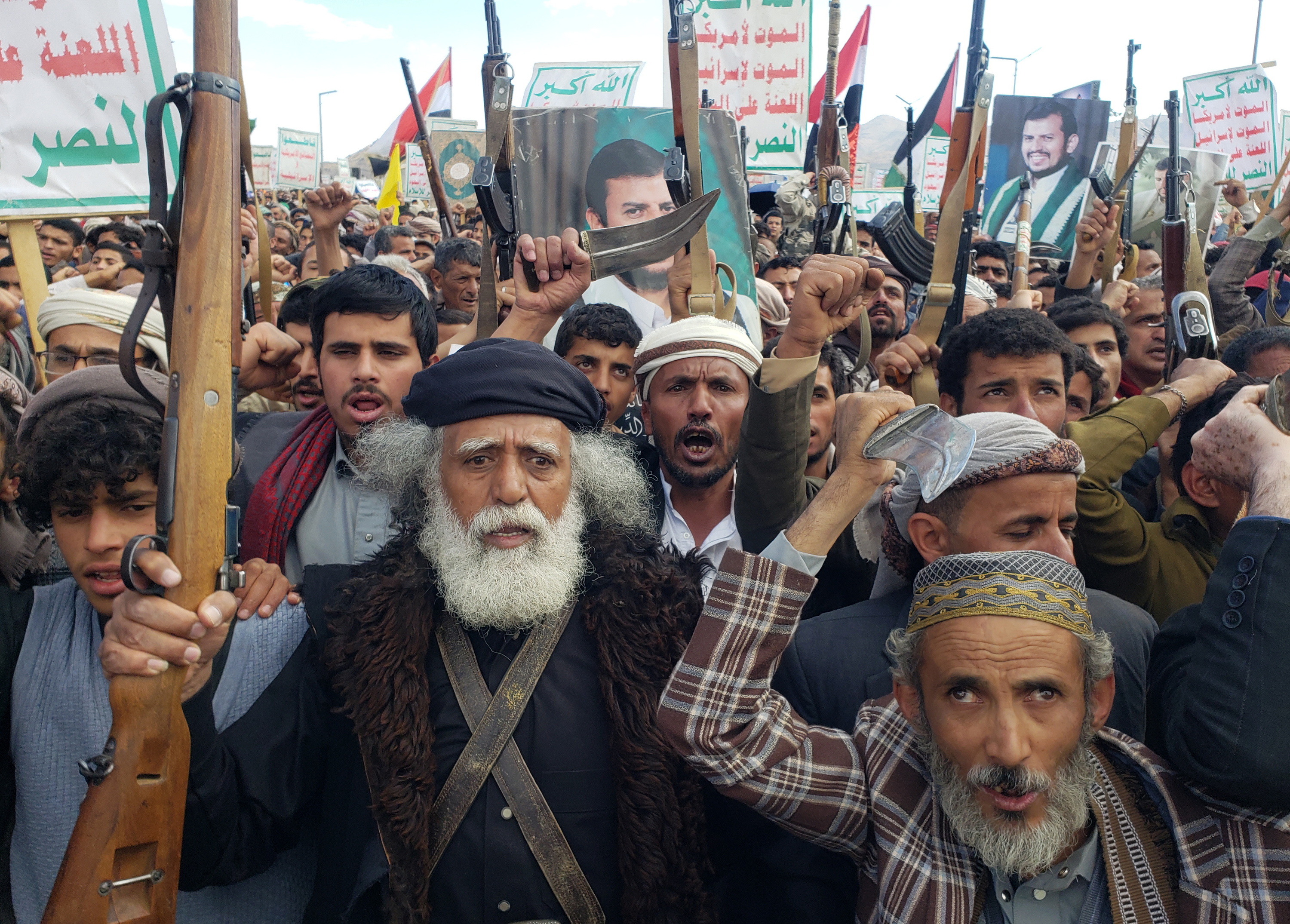 Huthiak, gaur, Sanan, AEBek egindako erasoen aurkako protestan. YAHYA ARHAB / EFE