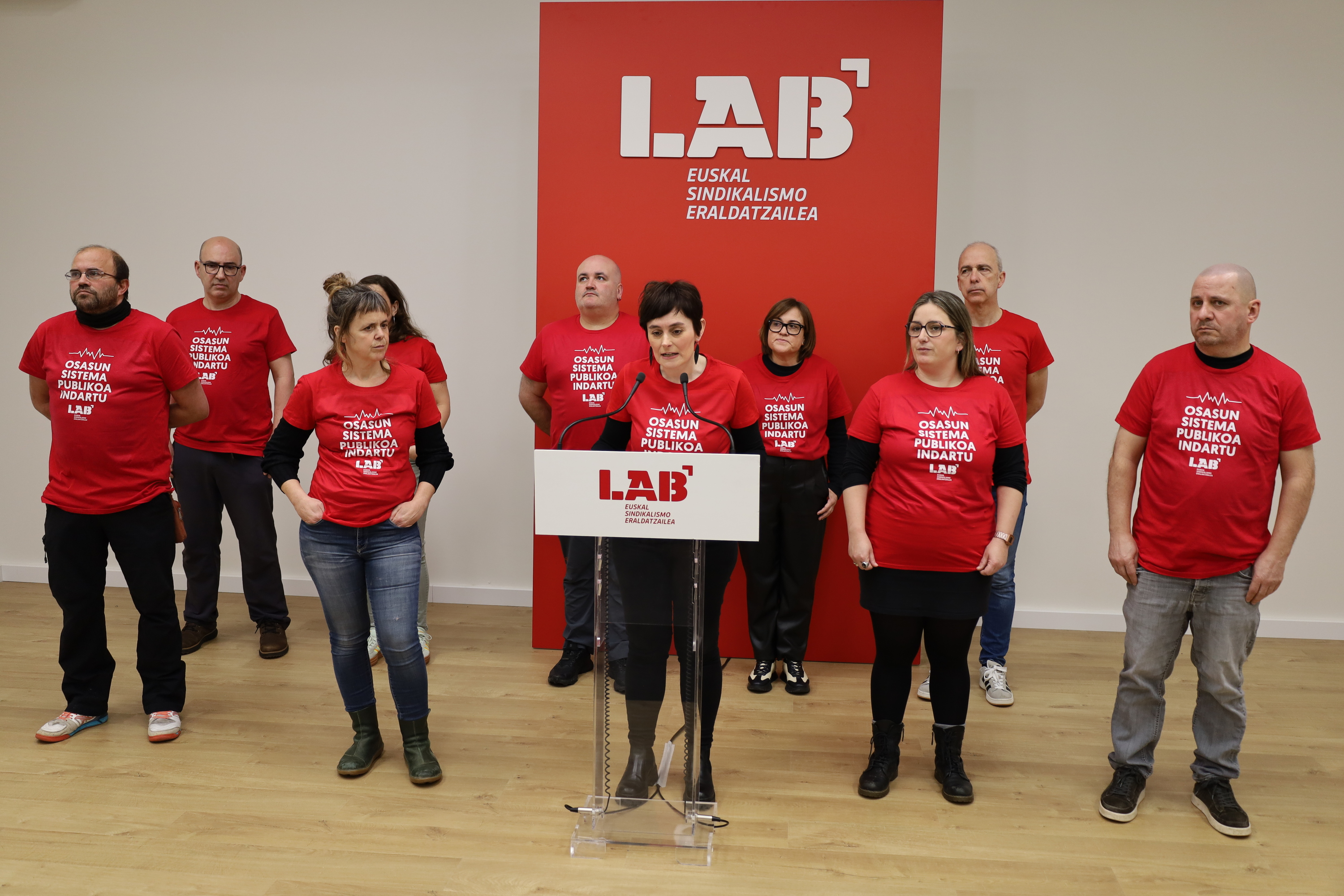 Garbiñe Aranburu —atrilean—, LABeko kideekin batera, gaur Bilbon egin duen agerraldian. BERRIA
