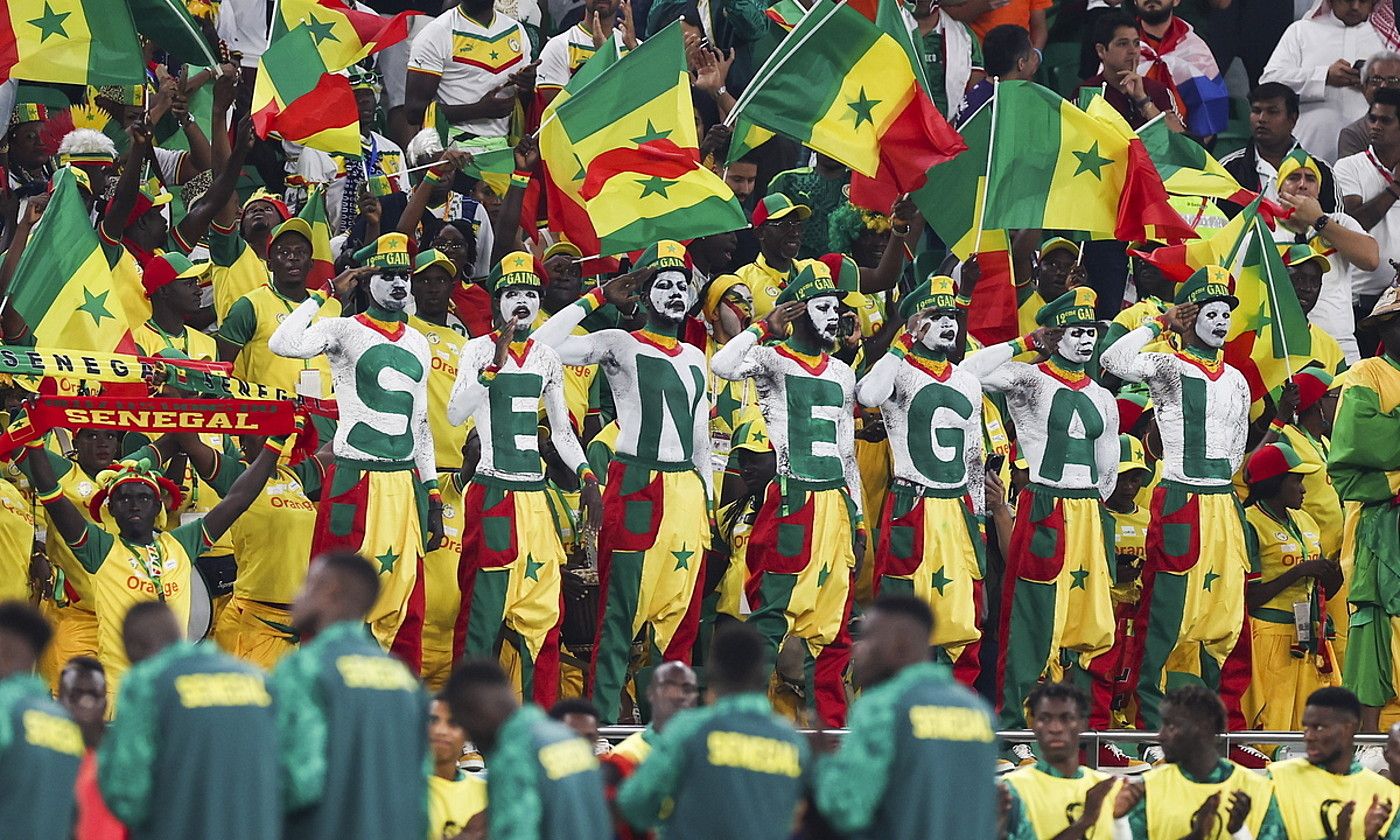 Senegalgo selekzioko jokalariak eta zaleak Qatarko Munduko Kopako lehen partidan. JOSE SENA GOULAO / EFE. Senegalgo selekzioko jokalariak eta zaleak Qatarko Munduko Kopako lehen partidan. JOSE SENA GOULAO / EFE.