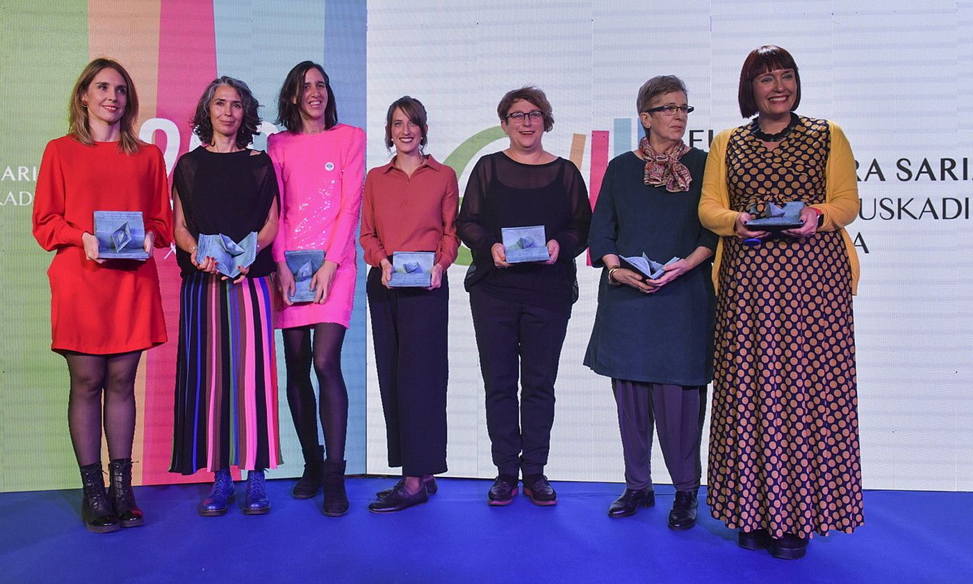 Leire Bilbao, Edurne Portela, Uxue Apaolaza, Maite Mutuberria, Teresa Maldonado, Koro Navarro eta Irati Jimenez, atzo, Donostian. IDOIA ZABALETA / FOKU.