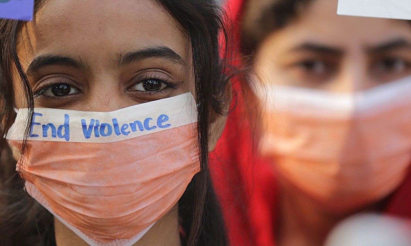 Pakistango Lahore hirian atzo egin zuten manifestazio bateko irudi bat. RAHAT DAR / EFE. Pakistango Lahore hirian atzo egin zuten manifestazio bateko irudi bat. RAHAT DAR / EFE.