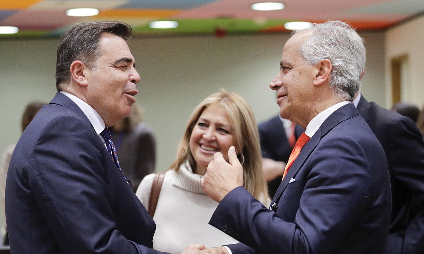 Margaritis Schinas EBko migrazio politiken burua eta Matteo Piantedosi Italiako Barne ministroa, atzo, Bruselan. O. H. / EFE. Margaritis Schinas EBko migrazio politiken burua eta Matteo Piantedosi Italiako Barne ministroa, atzo, Bruselan. O. H. / EFE.