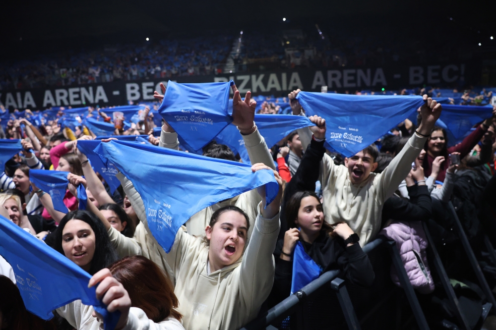 Haurrak ETS taldearen bira amaierako kontzertuan. Haurrak ETS taldearen bira amaierako kontzertuan.