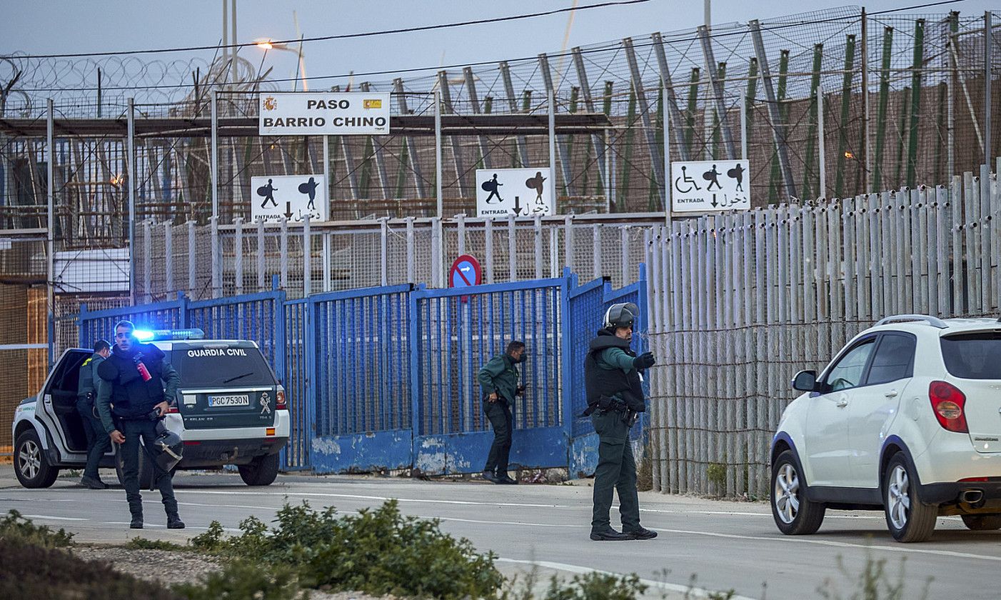 Guardia Zibila Espainia eta Marokoren arteko muga zaintzen, martxoan hainbat migratzailek hesia igarotzeko ahalegina egin ostean, Melillan. MIGUEL OSES / EFE.