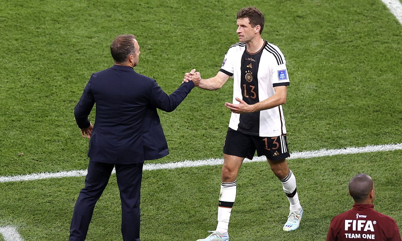 Thomas Mueller Alemaniako aurrelaria, Hansi Flick hautatzaileari bostekoa ematen Japoniaren aurkako partidan. RUNGROJ YONGRIT / EFE. Thomas Mueller Alemaniako aurrelaria, Hansi Flick hautatzaileari bostekoa ematen Japoniaren aurkako partidan. RUNGROJ YONGRIT / EFE.